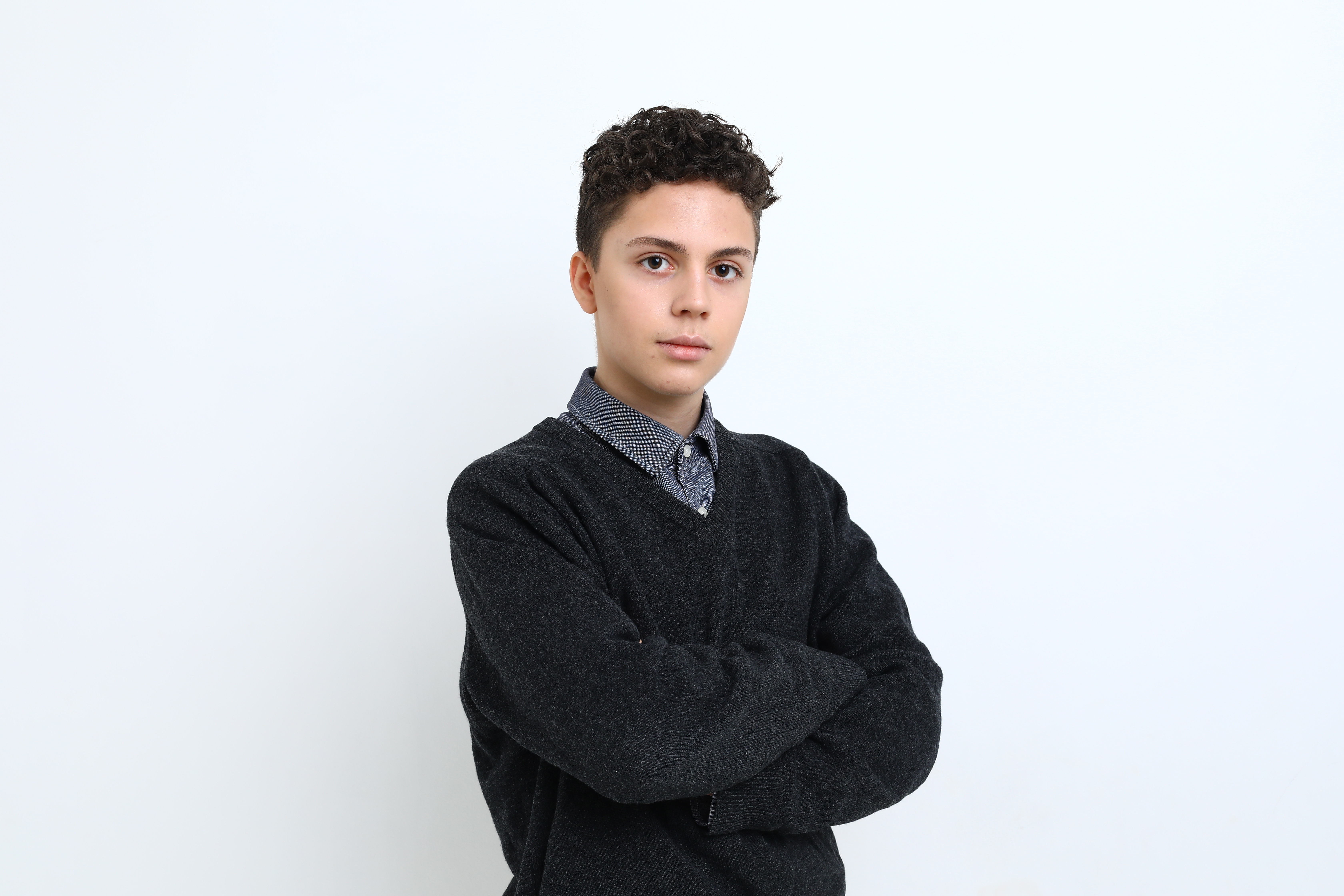 August med armarna i kors